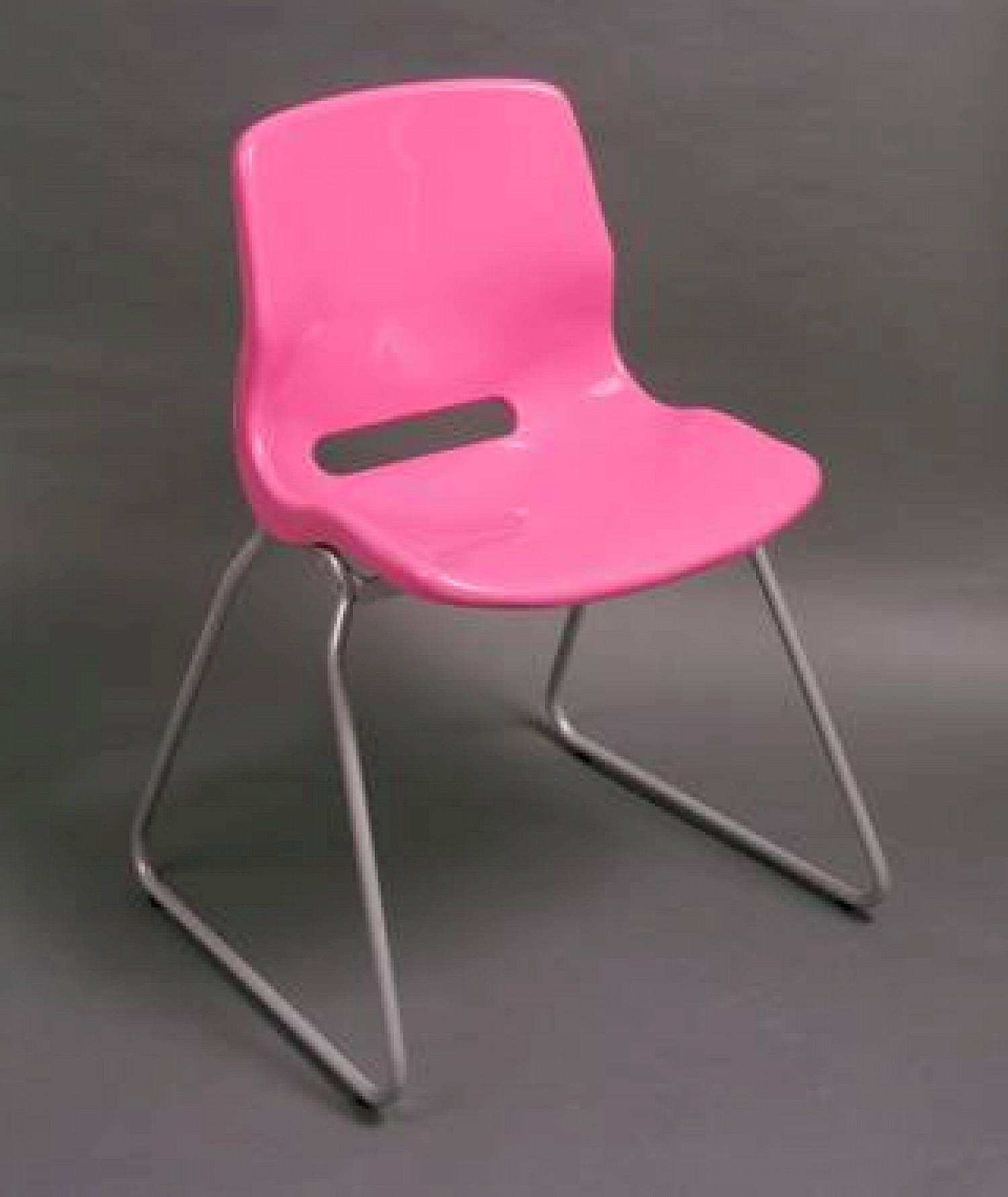 Das gleiche Prinzip von Kunststoffsitzschale und Metalluntergestell: Stuhl 