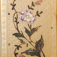 Dose mit Blumenmotiv
