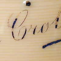 Dose mit Blumenmotiv