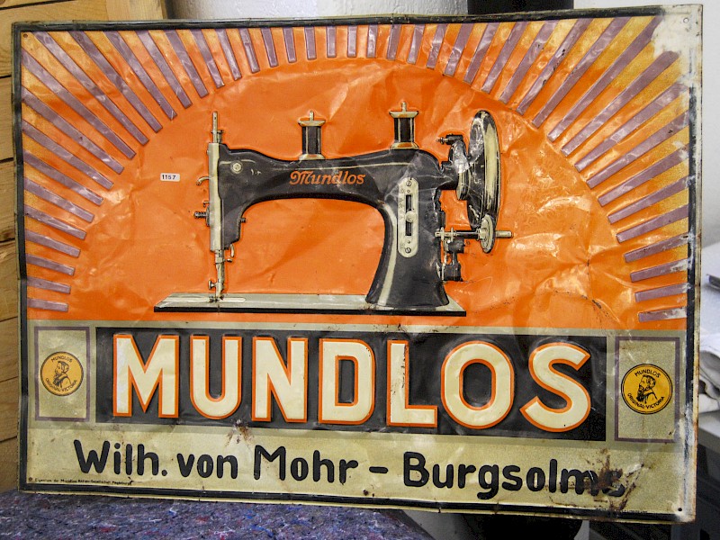 Blechschild mit Nähmaschine
