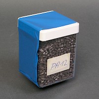 Dose mit Kunststoffgranulat (PA 12)