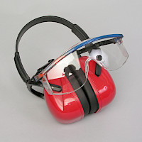 Schutzbrille mit Ohrenschützern