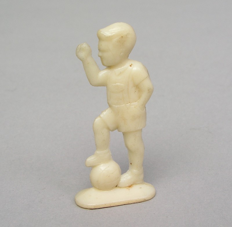 Junge mit Fußball