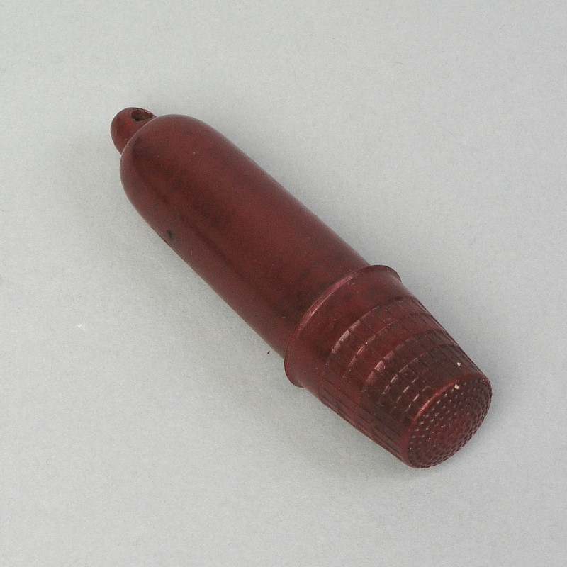 Nähdöschen mit Garnspule und Fingerhut
