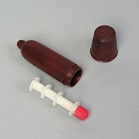 Nähdöschen mit Garnspule und Fingerhut