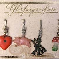 Verkaufskarton mit Glücksbringern