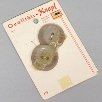 2 Knöpfe auf Verkaufskarton