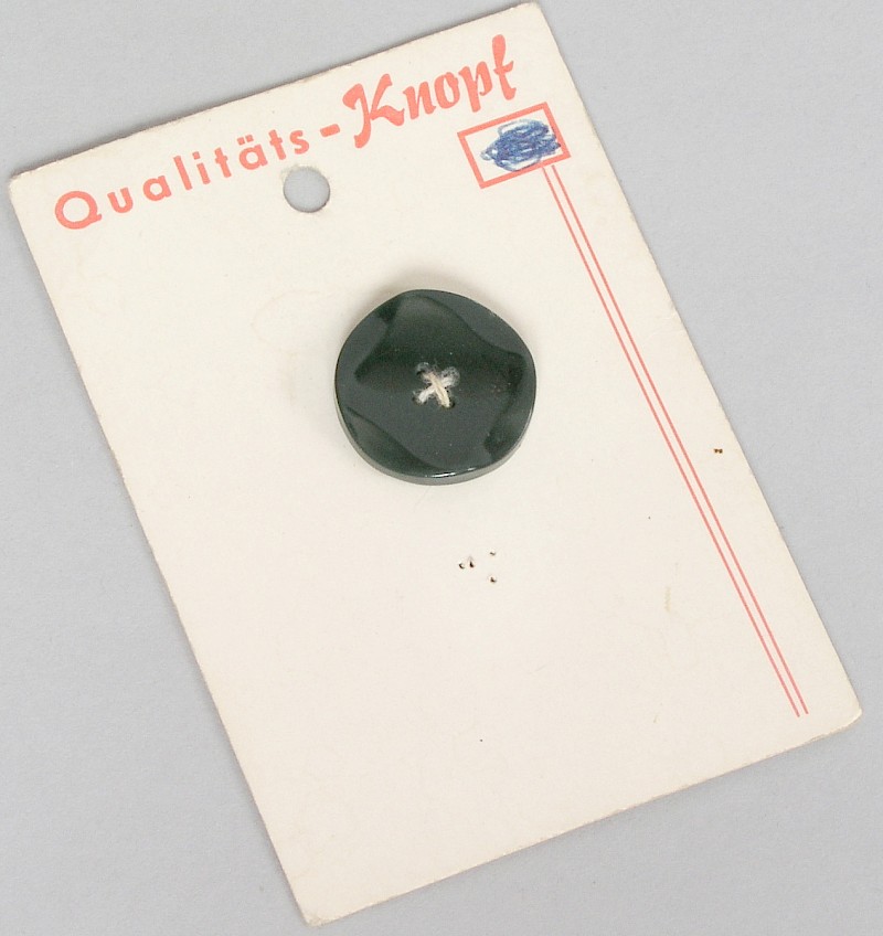 Knopf auf Verkaufskarton