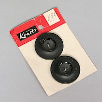 2 Knöpfe auf Verkaufskarton