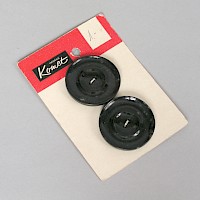 2 Knöpfe auf Verkaufskarton