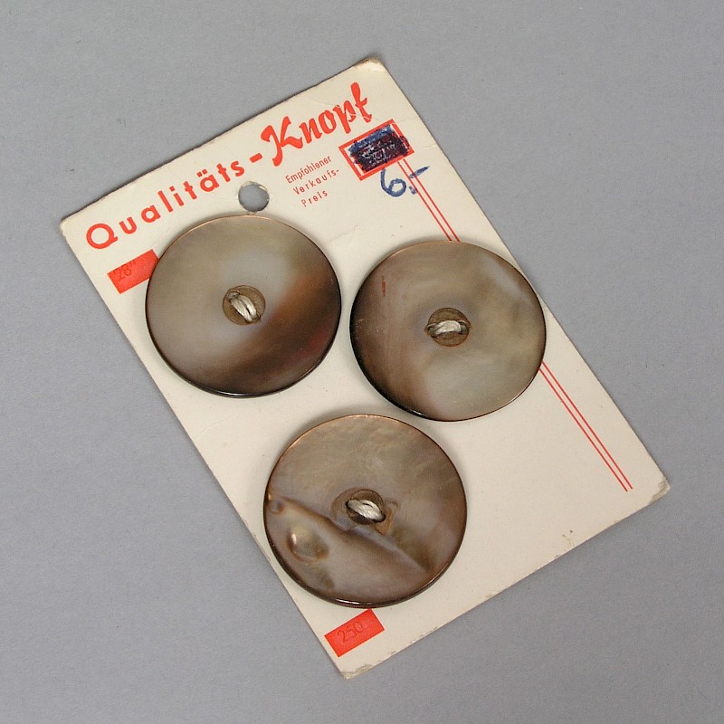 3 Knöpfe auf Verkaufskarton