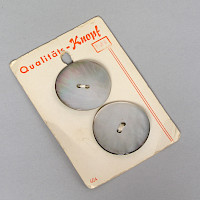 2 Knöpfe auf Verkaufskarton