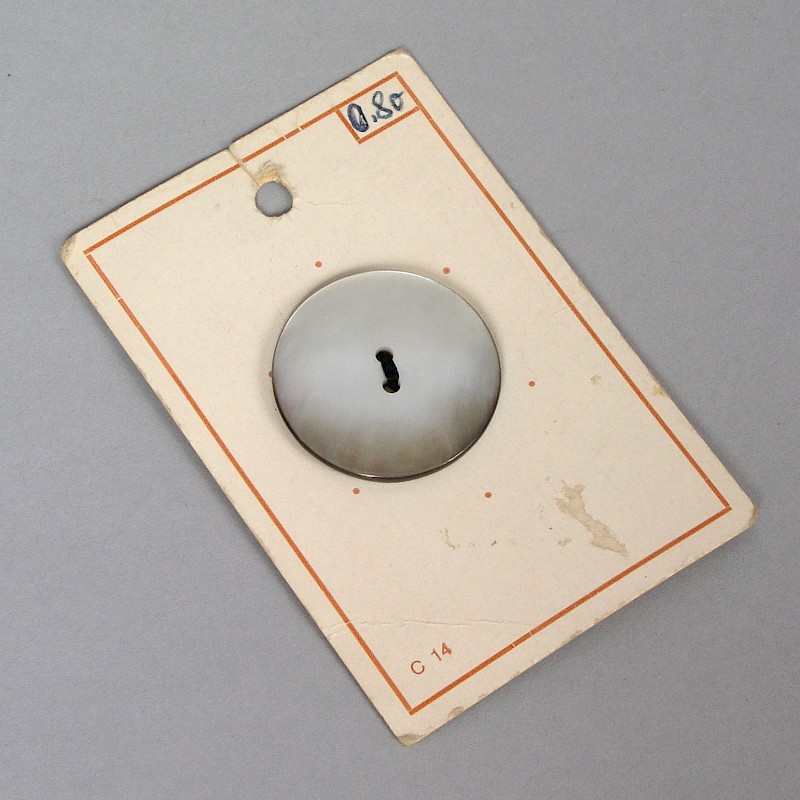 Perlmuttknopf auf Verkaufskarton