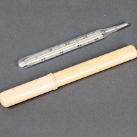 Köcher mit Fieberthermometer