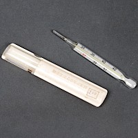 Köcher mit Fieberthermometer