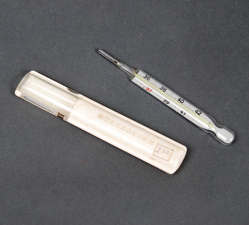 Köcher mit Fieberthermometer