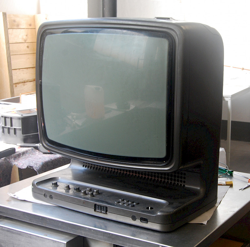 Wega Color 3030 Fernseher mit Standlautsprecher