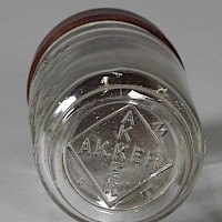 Glas mit Deckel aus Phenoplast