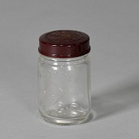 Glas mit Deckel aus Phenoplast
