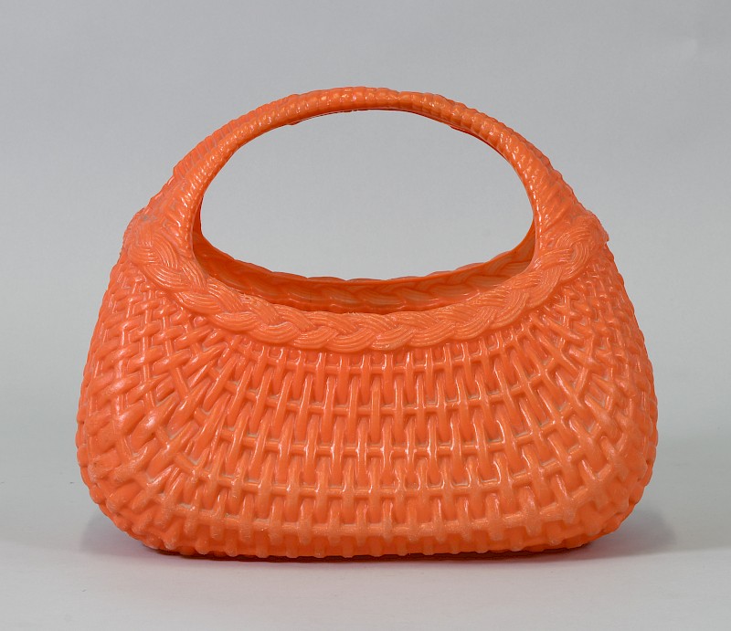 Tragekorb aus nachgeahmten Flechtwerk